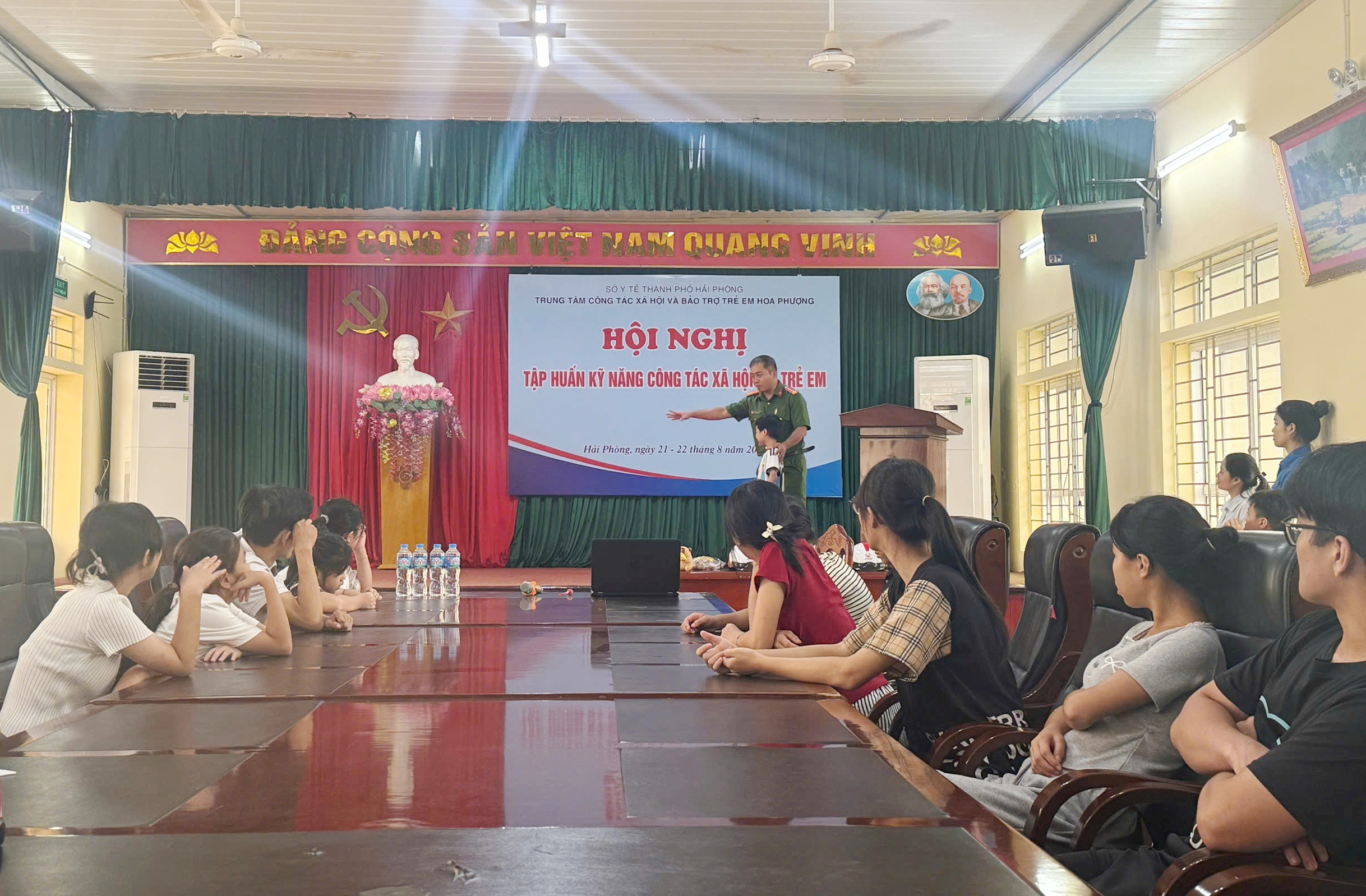 Công an phường Hải An tổ chức tuyên truyền an toàn giao thông tại Trung tâm Hoa Phượng